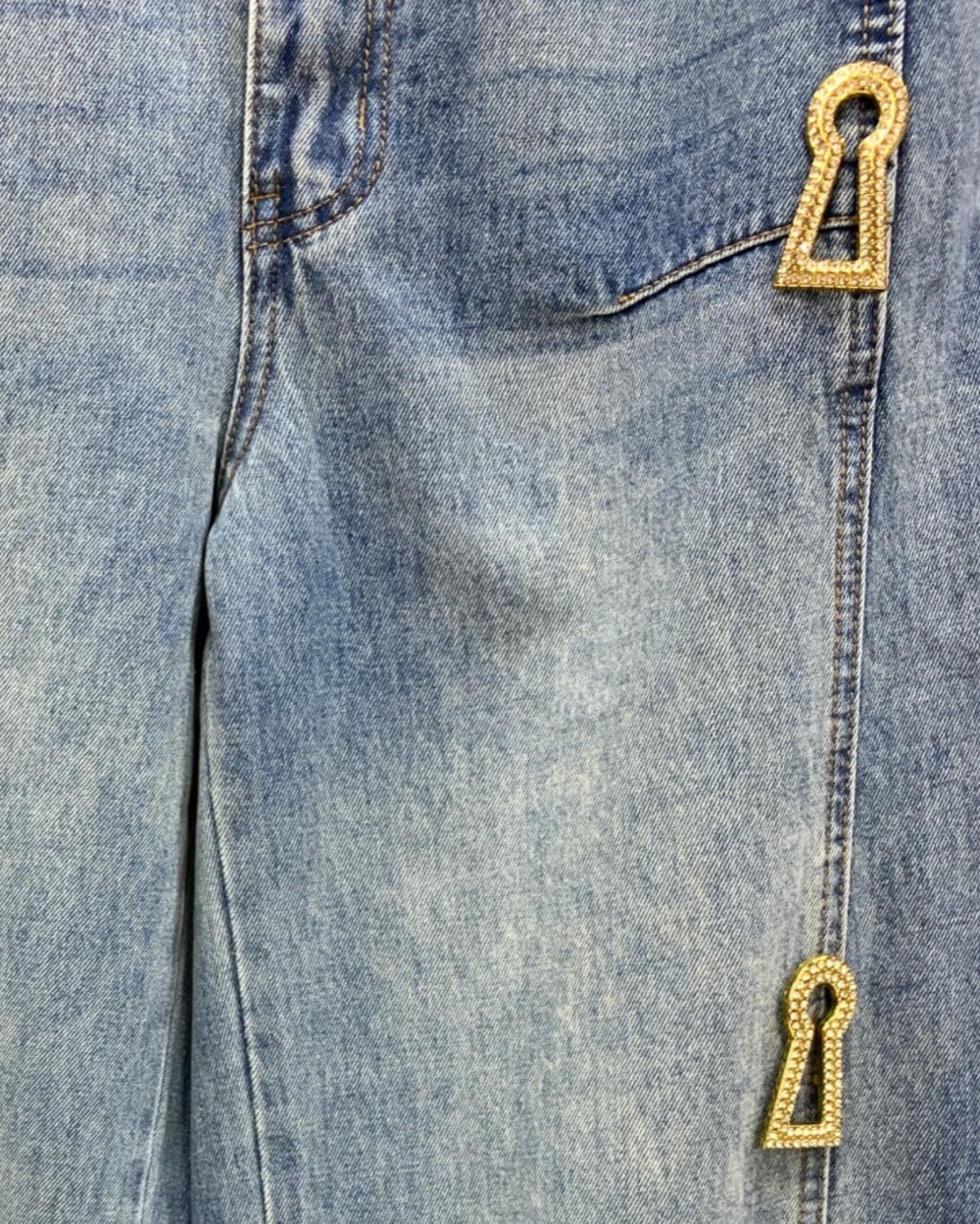 Keyhole Charm Straight - Leg Jeans - Zilvina