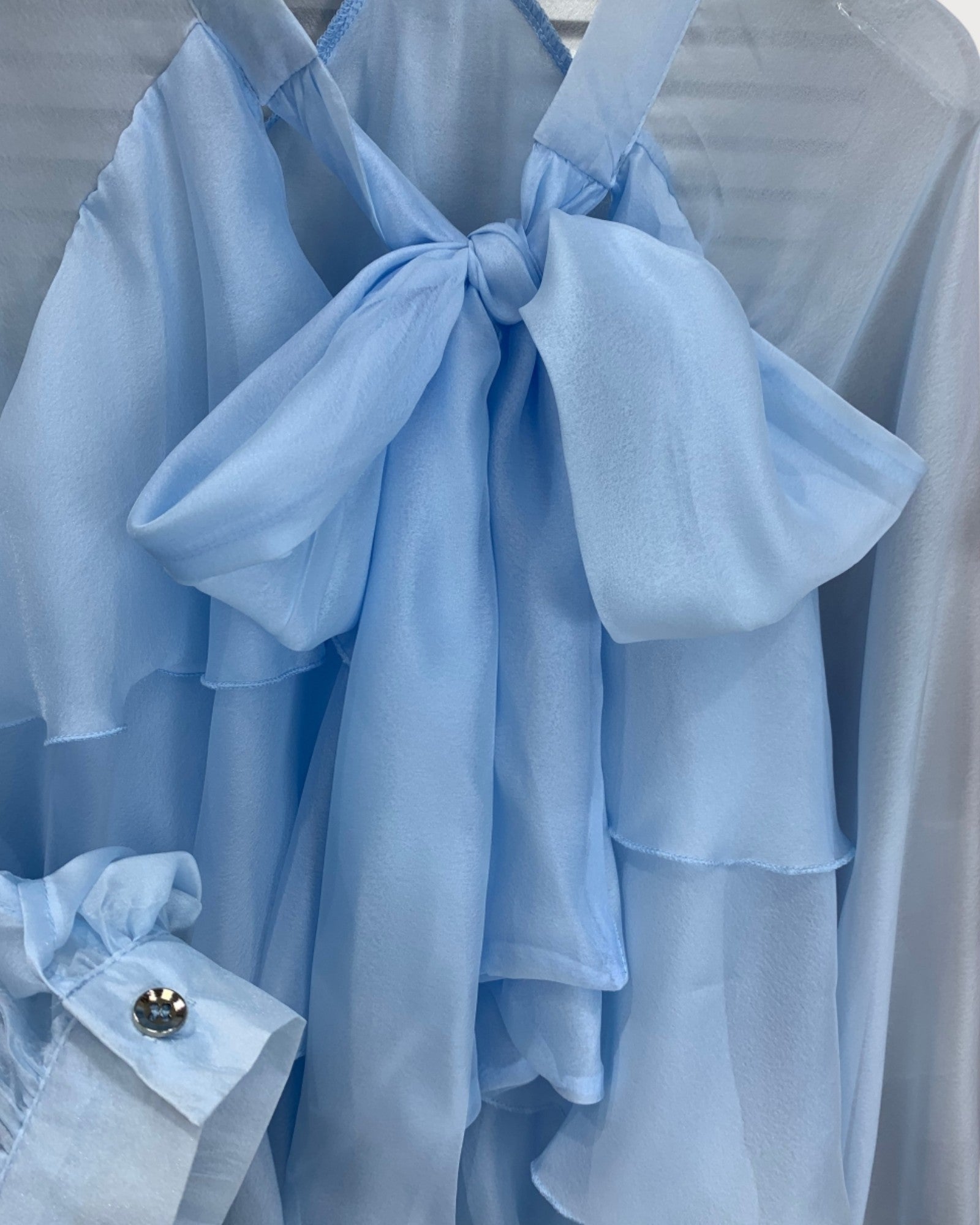 Blusa con volantes y lazo extragrande