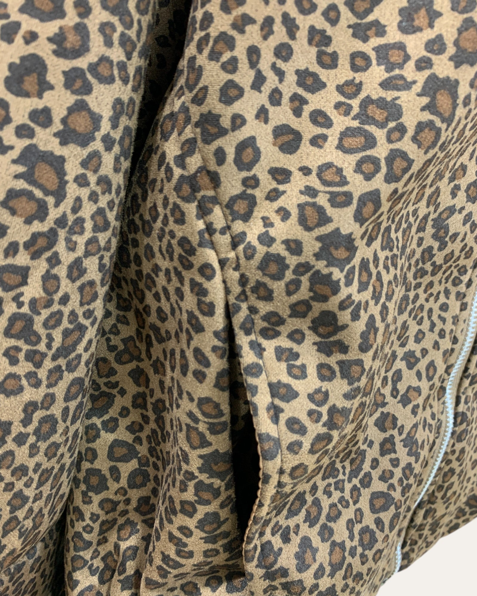 Chaqueta bomber corta con estampado de leopardo