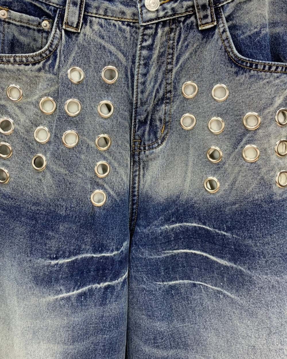 Grommet Detail Barrel-Leg Jeans - Zilvina
